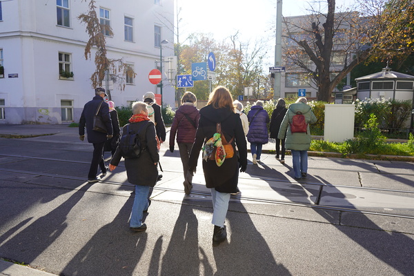 Menschen beim Gedenkspaziergang, die über eine Strasse gehen
