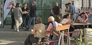 Menschen versammeln sich im öffentlichen Raum zum Diskutieren