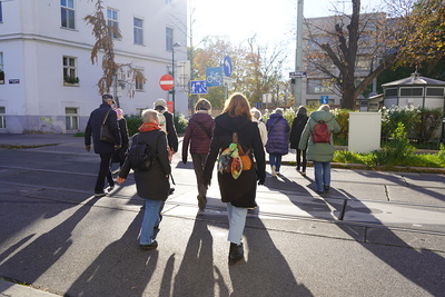 Menschen beim Gedenkspaziergang, die über eine Strasse gehen