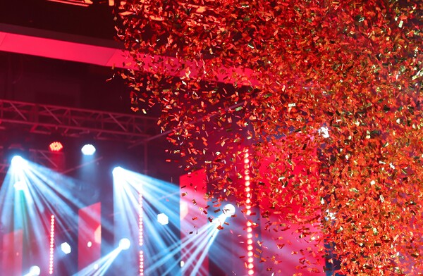 Foto von Rhys Wang/Unspash Bühne mit Konfetti